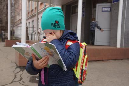 Самара. Девочка плачет у школы.