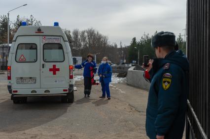 Ленинградская область, г. Подпорожье. Сотрудники скорой помощи во время комплексных учений по ликвидации аварийной ситуации в ходе пропуска паводковых вод на Верхне-Свирской ГЭС.