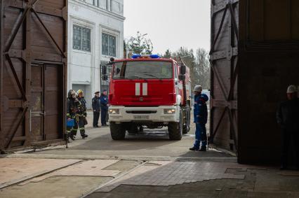 Ленинградская область, г. Подпорожье. Спасатели МЧС России во время комплексных учений по ликвидации аварийной ситуации в ходе пропуска паводковых вод на Верхне-Свирской ГЭС.