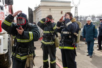 Ленинградская область, г. Подпорожье. Спасатели МЧС России во время комплексных учений по ликвидации аварийной ситуации в ходе пропуска паводковых вод на Верхне-Свирской ГЭС.