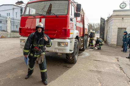 Ленинградская область, г. Подпорожье. Спасатели МЧС России во время комплексных учений по ликвидации аварийной ситуации в ходе пропуска паводковых вод на Верхне-Свирской ГЭС.