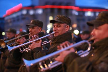 Красноярск.  Музыканты военного оркестра во время  репетиции военного парада, посвященного 73-й годовщине Победы в Великой Отечественной войне.