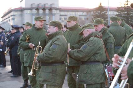 Красноярск.  Музыканты военного оркестра перед началом репетиции военного парада, посвященного 73-й годовщине Победы в Великой Отечественной войне.