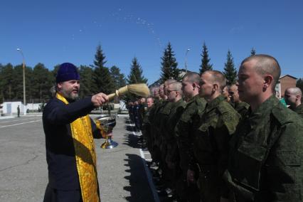 Иркутск. Священник окрапляет святой водой строй призывников в городском сборном пункте перед отправкой на место службы.