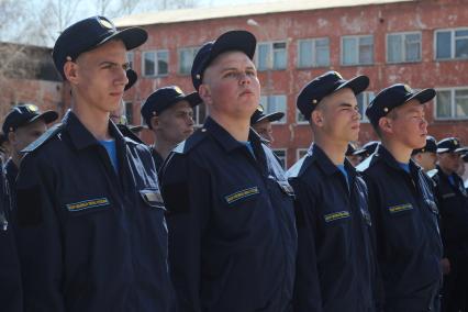 Иркутск.  Призывники на территории городского сборного пункта.