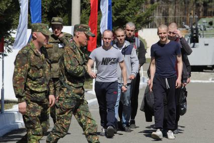 Иркутск.  Призывники на территории городского сборного пункта.