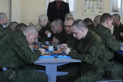 Иркутск.  Призывники обедают в кафе городского сборного пункта Военного комиссариата.