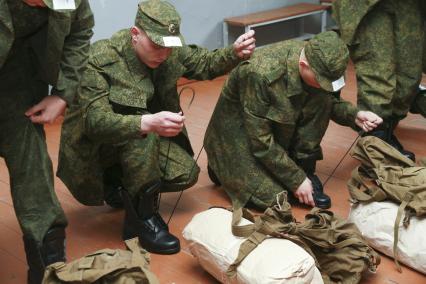 Барнаул.  Призывники  во время получения обмундирования на городском сборном пункте перед отправкой на место службы.