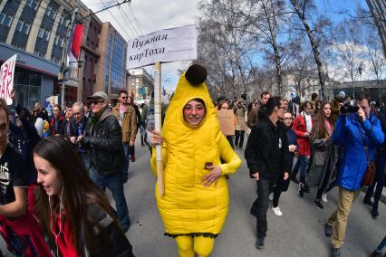 Новосибирск.  Участники первомайской `Монстрации` на Красном проспекте.