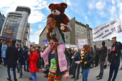 Новосибирск.  Участники первомайской `Монстрации` на Красном проспекте.