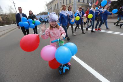 Красноярск. Участники первомайской демонстрации.