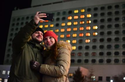 Новосибирск.  Молодые люди в день Святого Валентина.