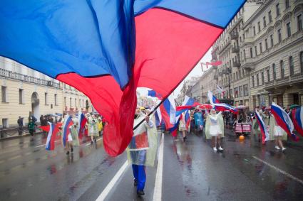 Санкт-Петербург. Демонстранты с российскими флагами на  Первомайской демонстрации .