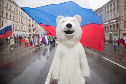 Санкт-Петербург. Ростовая кукла белого медведя на  Первомайской демонстрации .