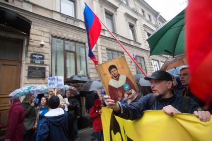 Санкт-Петербург.  Участники первомайской `Монстрации`  на улицах города.