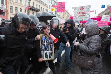 Санкт-Петербург.  Полиция и участники первомайской `Монстрации` на улицах города.