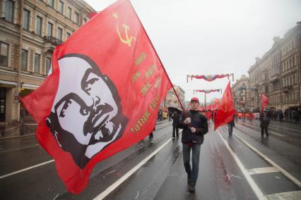 Санкт-Петербург. Демонстранты с  флагами на  Первомайской демонстрации .