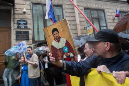 Санкт-Петербург.  Участники первомайской `Монстрации`  на улицах города.