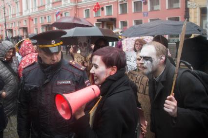 Санкт-Петербург.  Полиция и участники первомайской `Монстрации` на улицах города.