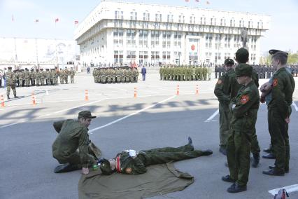 Тула. Во время  репетиции военного парада, посвященного 73-й годовщине Победы в Великой Отечественной войне  нескольким кадетам и суворовцам стало плохо.