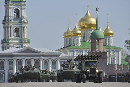 Тула. Военная техника на главной площади города во время репетиции военного парада, посвященного 73-й годовщине Победы в Великой Отечественной войне.