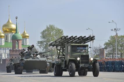 Тула. Военная техника  на главной площади города во время  репетиции военного парада, посвященного 73-й годовщине Победы в Великой Отечественной войне.