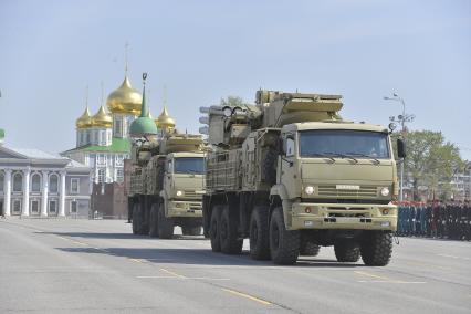 Тула. Военная техника  на главной площади города во время  репетиции военного парада, посвященного 73-й годовщине Победы в Великой Отечественной войне.