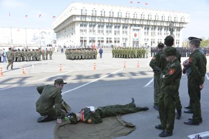 Тула. Во время  репетиции военного парада, посвященного 73-й годовщине Победы в Великой Отечественной войне  нескольким кадетам и суворовцам стало плохо.