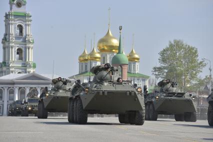 Тула. Военная техника  на главной площади города во время  репетиции военного парада, посвященного 73-й годовщине Победы в Великой Отечественной войне.