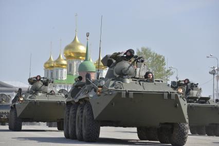 Тула. Военная техника  на главной площади города во время  репетиции военного парада, посвященного 73-й годовщине Победы в Великой Отечественной войне.