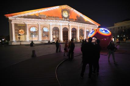 Москва. Зрители во время предпоказа световых фильмов в честь 9 Мая на фасаде здания Центрального выставочного  зала `Манеж`.