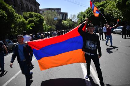 Армения, Ереван. Участники массовой акции в поддержку главы оппозиционной парламентской фракции `Елк` Никола Пашиняна.
