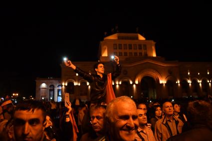 Армения,  Ереван.  Участники массовой акции в поддержку главы оппозиционной парламентской фракции `Елк` Никола Пашиняна на площади Республики.