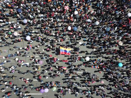 Армения,  Ереван.  Участники массовой акции в поддержку главы оппозиционной парламентской фракции `Елк` Никола Пашиняна на площади Республики.