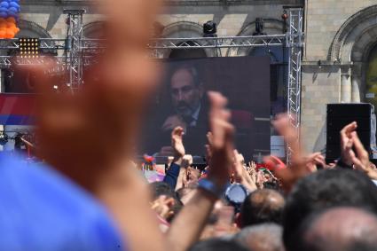 Армения, Ереван. Лидер оппозиции Армении Никол Пашинян выступил на митинге перед своими сторонниками после заседания парламента, на котором он не был избран премьер-министром страны.
