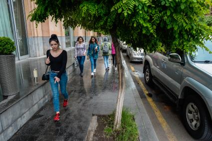 Ереван. Девушки на улицах города.