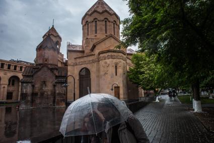 Ереван. Прохожие под дождем у собора Святого Григория Просветителя.