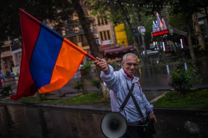 Ереван. Мужчина с флагом Армении на улице.