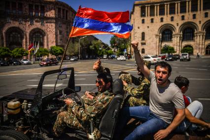 Ереван. Участники массовой акции в поддержку главы оппозиционной парламентской фракции  Никола Пашиняна.