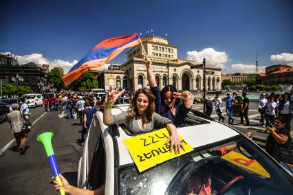 Ереван. Сторонники оппозиции на площади Республики.