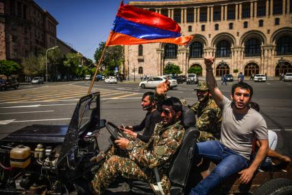 Ереван. Участники массовой акции в поддержку главы оппозиционной парламентской фракции  Никола Пашиняна.