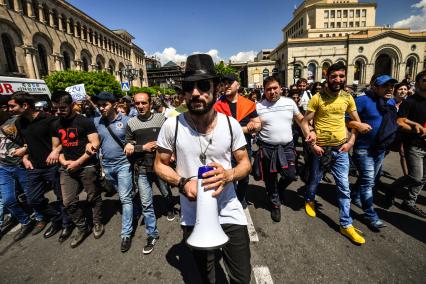 Ереван. Участники массовой акции в поддержку главы оппозиционной парламентской фракции Никола Пашиняна на площади Республики.