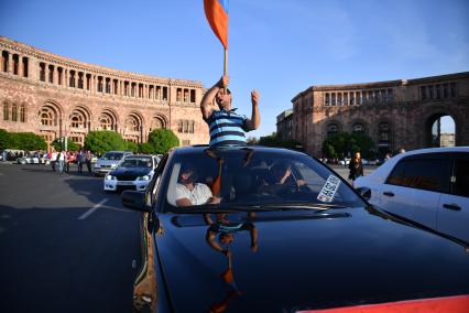 Ереван. Участники массовой акции в поддержку главы оппозиционной парламентской фракции  Никола Пашиняна на площади Республики.