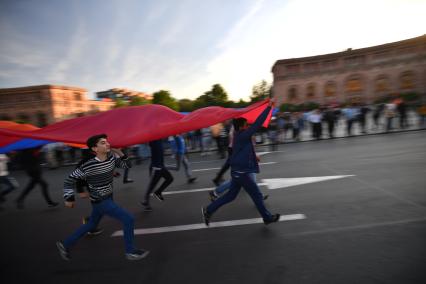 Ереван. Участники массовой акции в поддержку главы оппозиционной парламентской фракции  Никола Пашиняна на площади Республики.