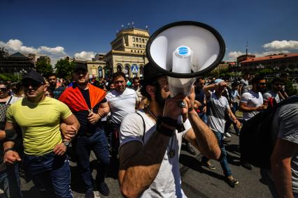 Ереван. Участники массовой акции в поддержку главы оппозиционной парламентской фракции Никола Пашиняна на площади Республики.