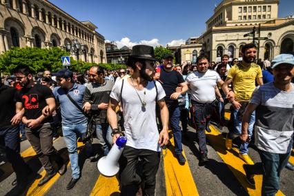 Ереван. Участники массовой акции в поддержку главы оппозиционной парламентской фракции Никола Пашиняна на площади Республики.