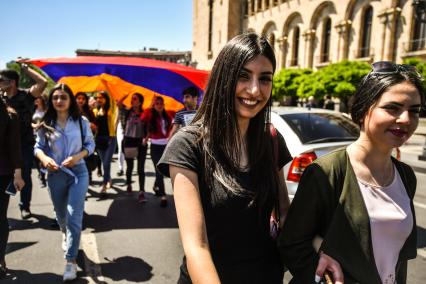 Ереван. Участницы массовой акции в поддержку главы оппозиционной парламентской фракции  Никола Пашиняна.