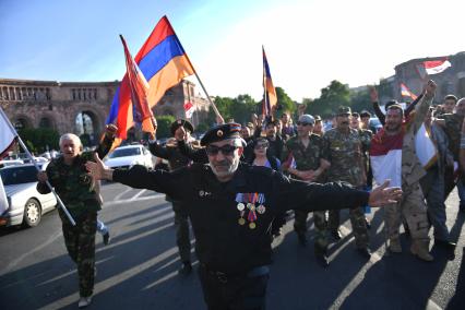 Ереван. Участники массовой акции в поддержку главы оппозиционной парламентской фракции Никола Пашиняна на площади Республики.