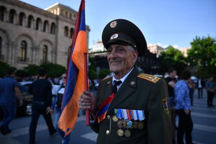 Ереван. Участник массовой акции в поддержку главы оппозиционной парламентской фракции  Никола Пашиняна.