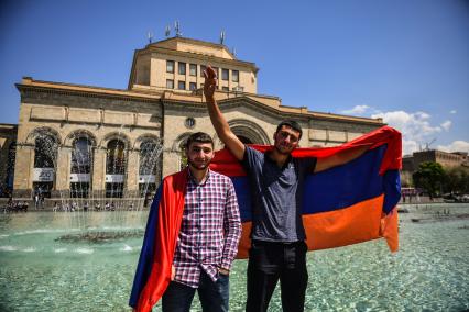 Ереван. Участники массовой акции в поддержку главы оппозиционной парламентской фракции  Никола Пашиняна.